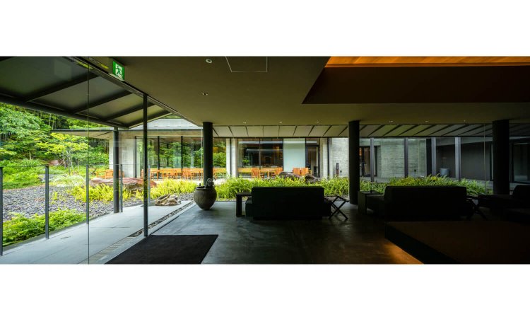 里庭では、野菜や果樹、ハーブを育て、ダイニングや茶寮メニューで使用している。