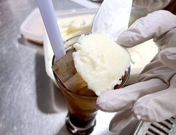 濃厚な北海道産生乳で作られたアイスクリームと旨味を引き立てるピンクソルトをONして完成だ。