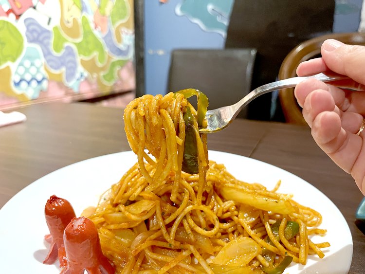 もちもちと弾力があるスパゲティと甘めのケチャップ味にホッとさせられる。