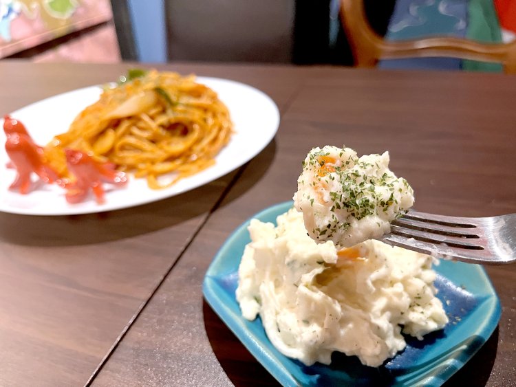 ジャガイモを茹で、昔ながらの製法で手作りしているポテサラもナポリタンに並ぶ人気メニュー。