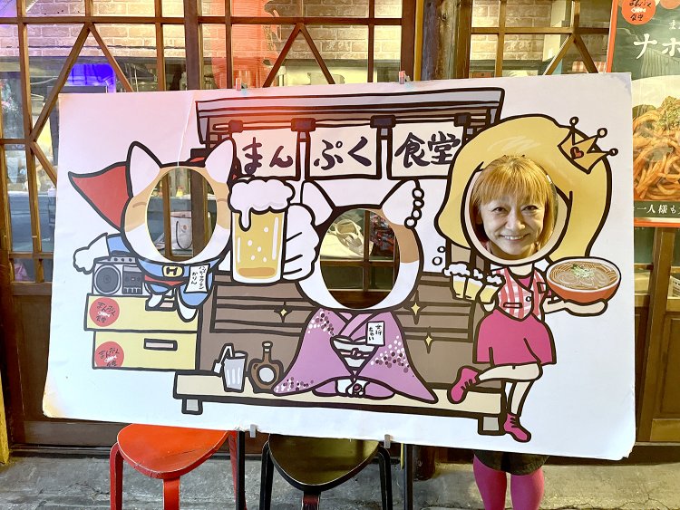 店頭にある顔はめパネルは外国人にも人気。ミッシェルさんに入ってもらいました。