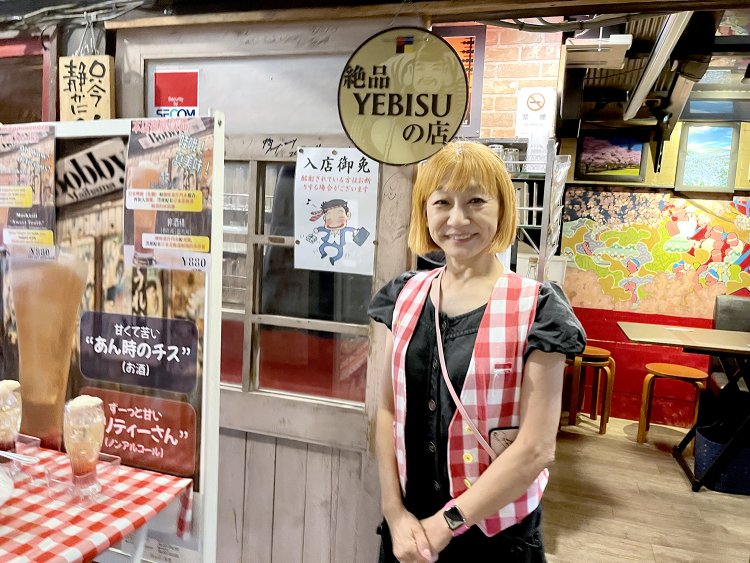 交友関係が広いミッシェルさん。彼女に会いに来るお客さんが多い。お店のSNSに彼女の出勤スケジュールを公開している。