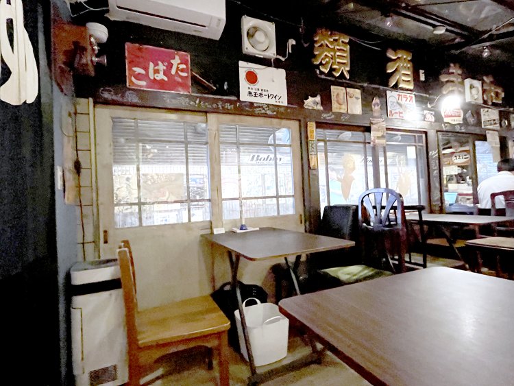 昭和レトロの落ち着いた雰囲気だが、ブリキの看板や壁に書かれたサインなど情報が盛りだくさん。