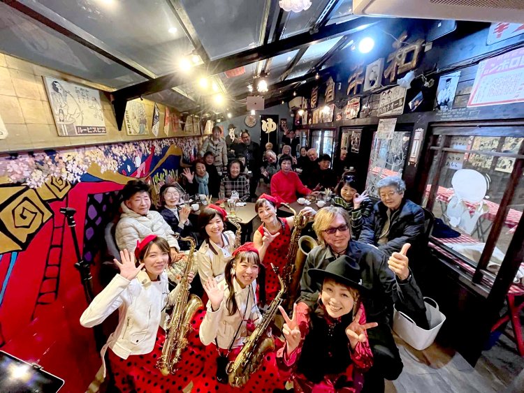 フェスだけでなく、音楽ライブやマジック、よさこいなど不定期で楽しいイベントを行なっている（写真提供＝まんぷく食堂）。