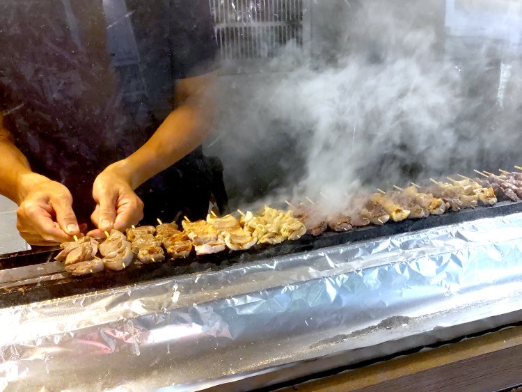 職人さんが大量の焼き鳥を手際よく焼き上げていく様子は、店舗の外からよく見える。