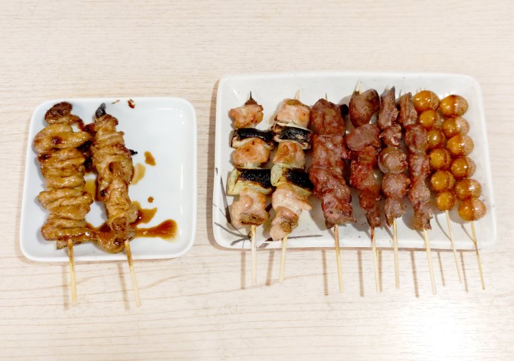 とり串焼の皮、ねぎま、銀杏など、炭火で仕上げた各種串焼。単品のほか、8本セットの盛り合わせも。