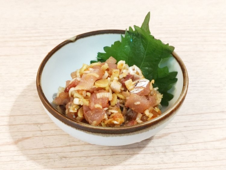 自家製ニンニク味噌をからめた、あじなめろう。身の食感も楽しめるよう、アジは粗めに刻んでいる。