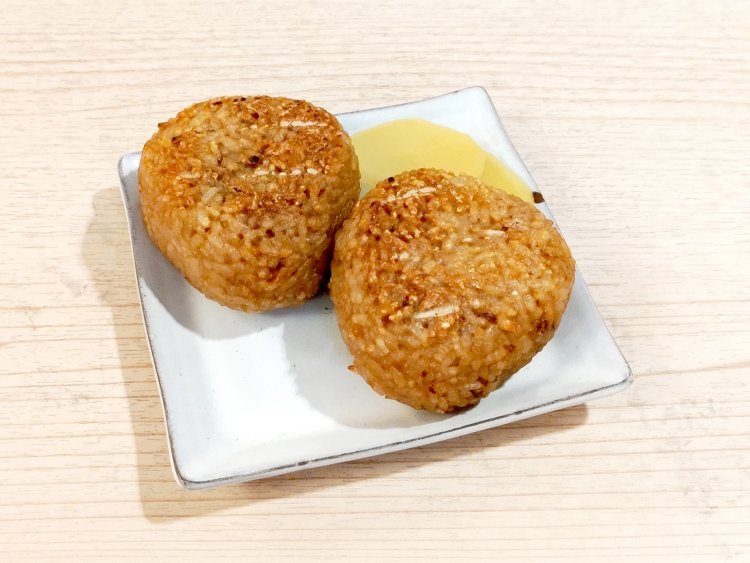 注文を受けてからグリルで表面をカリッと仕上げる焼きおにぎり。締めに食べたいご飯ものだ。