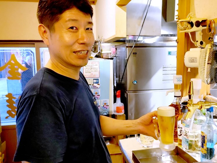 いつもにこやかな店長の榎さん。ビールを注ぐスペシャリスト「神泡マイスター」でもある。