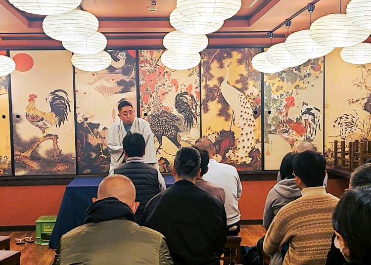 偶数月の第1土曜日には、“有楽町ガード下 寄席「ゆうらくご」”というイベントを開催している（写真提供＝金陵本店 ）。