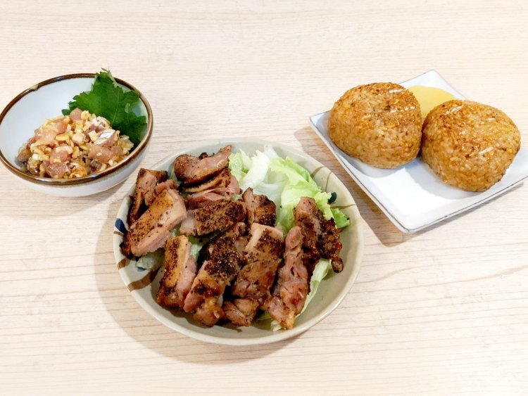 日本酒とよく合うあじなめろう、スパイシーな親爺のげんこつ、表面カリッと中ふっくらの焼きおにぎり。