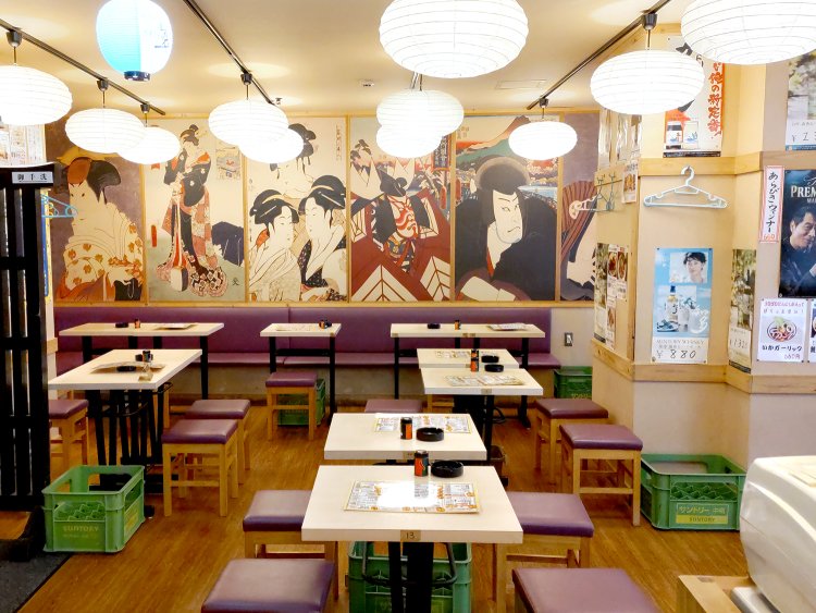 テーブルとイスが所狭しと並ぶ1階。営業時間中のにぎわいは、活気あふれる昭和の居酒屋を思わせる。