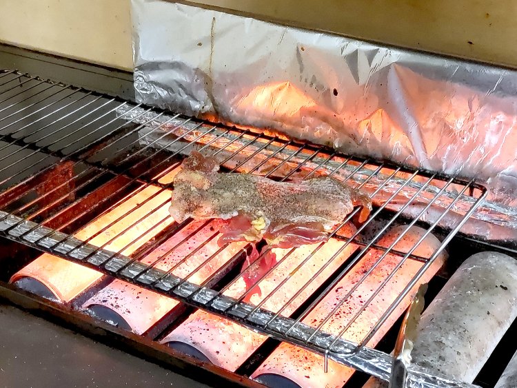 オリジナルのタレに浸けた親鶏のもも肉をスパイシーに味付けし、グリルで焼いていく。