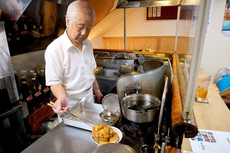 職人歴50年以上の成一さんが揚げる天ぷらは絶品！