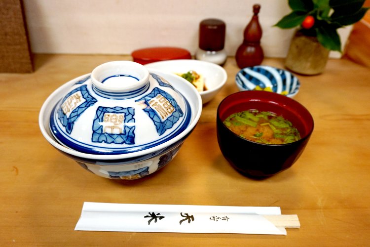 ランチにはすべて小鉢・みそ汁・お新香が付いている。