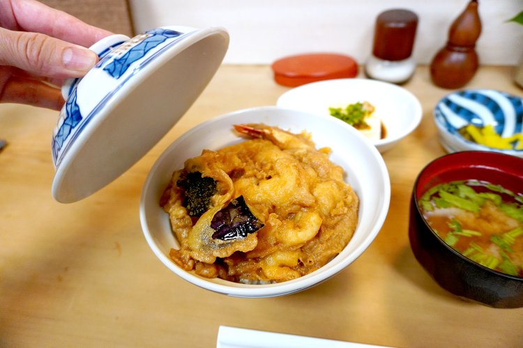 天丼1200円。ランチにはすべて小鉢・みそ汁・お新香が付いている。