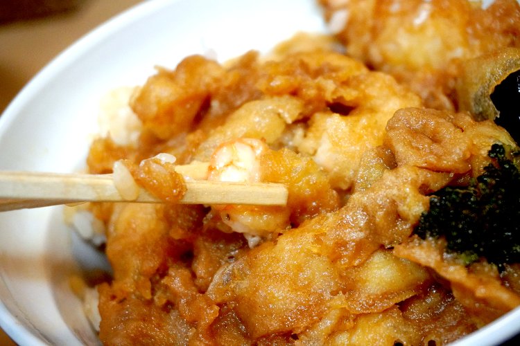 かき揚げにはプリプリの小エビとイカがた～っぷり。ボリューム満点で大満足！