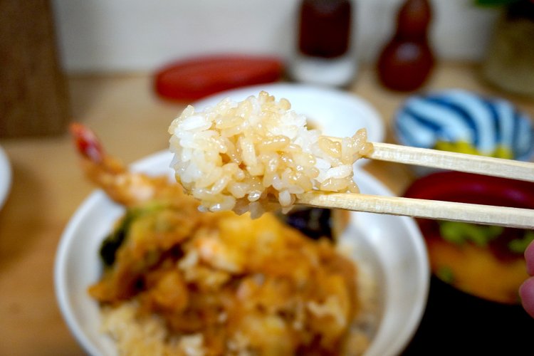 粒立ちのいいツヤツヤのご飯。ランチタイムは大盛り無料。