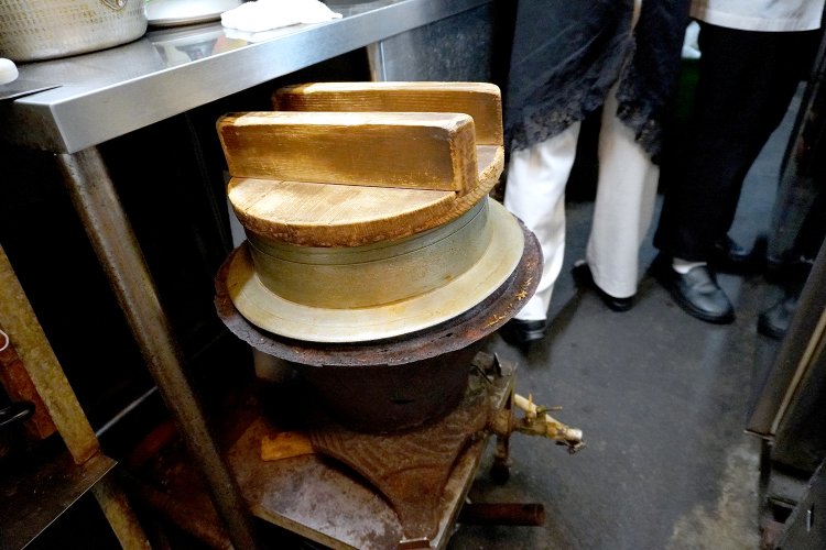 開店当時から使用している年季の入った2升釜。昼時は2～3回ご飯を炊くのだとか。