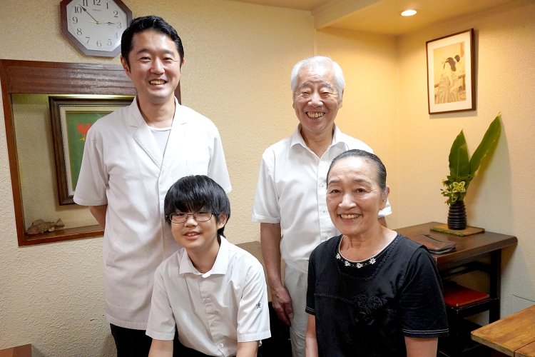 （後列左から）川口敬紀さん、成一さん。（前列左から）敬紀さんの息子・英幸さん、安子さん。