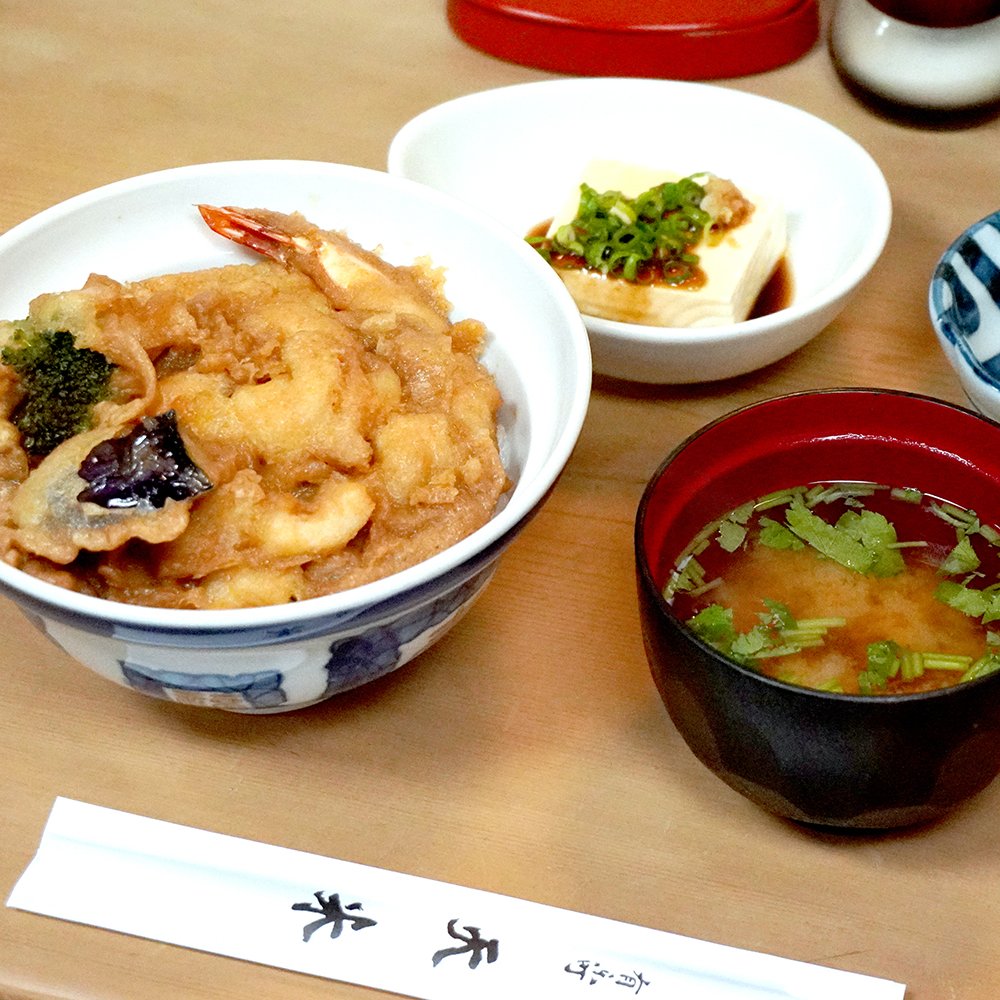 老舗天ぷら屋『有楽町 天米』でランチ。心温まる家庭的な雰囲気の店で、しっとり衣の江戸前天丼をほおばる