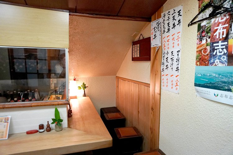 カウンターは6席。ガラス越しに職人技を見ることができる。