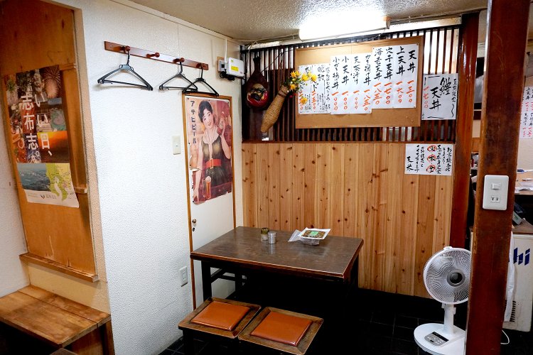 店内は意外と広く、カウンター席、テーブル席、掘りごたつ席がある。