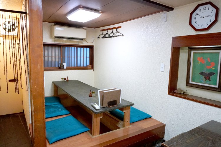 6人掛けの掘りごたつもある。店内に飾られた熊谷守一の絵画は必見。