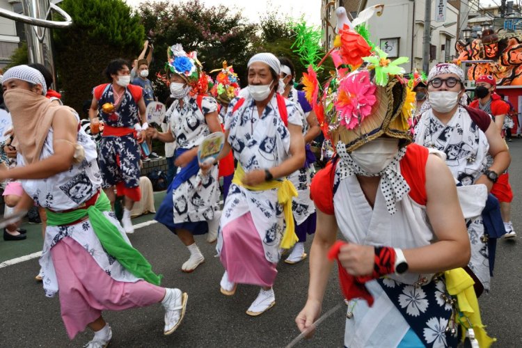 ハネトが「ラッセラー」と大声を挙げながらぴょんぴょん跳ねる。