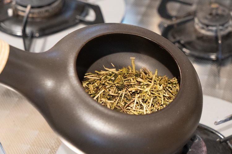 「抹茶用に摘んだ残りを庶民がほうじ茶にして飲んでいたので煎茶よりほうじ茶の方が歴史があるんですよ」と関口さん。