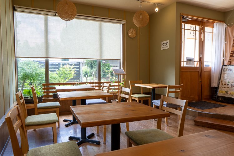 店内にも山野草が置かれていて清々しい雰囲気だ。