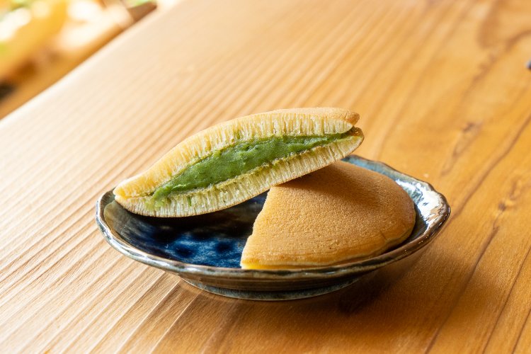 煎茶バターあんのどら焼きは250円。白あんに茶葉とバターを練り込んでいる。