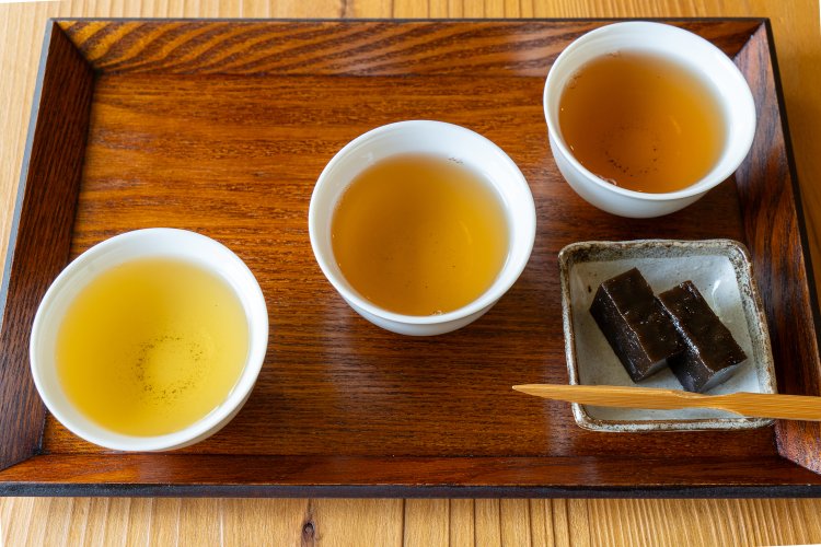 浅炒り、中炒り、深炒りのほうじ茶の飲み比べは800円。この日のお茶請けはほうじ茶羊羹。