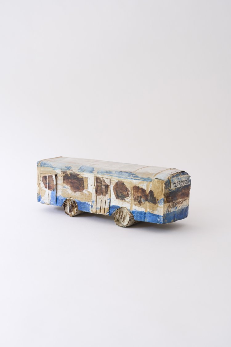 遠足バス（かがくいひろしが教員時代に生徒と一緒に作ったもの） 2007年 / 松本佳子、松本拓万蔵 / 撮影＝黒澤義教