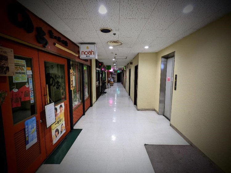 まだ店の明かりがない地下飲食街。