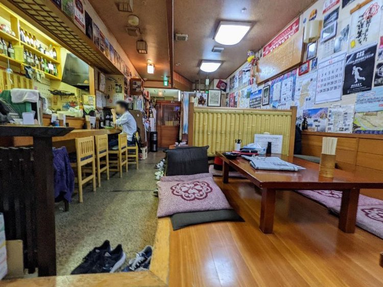 中はワッと明るくにぎやか。