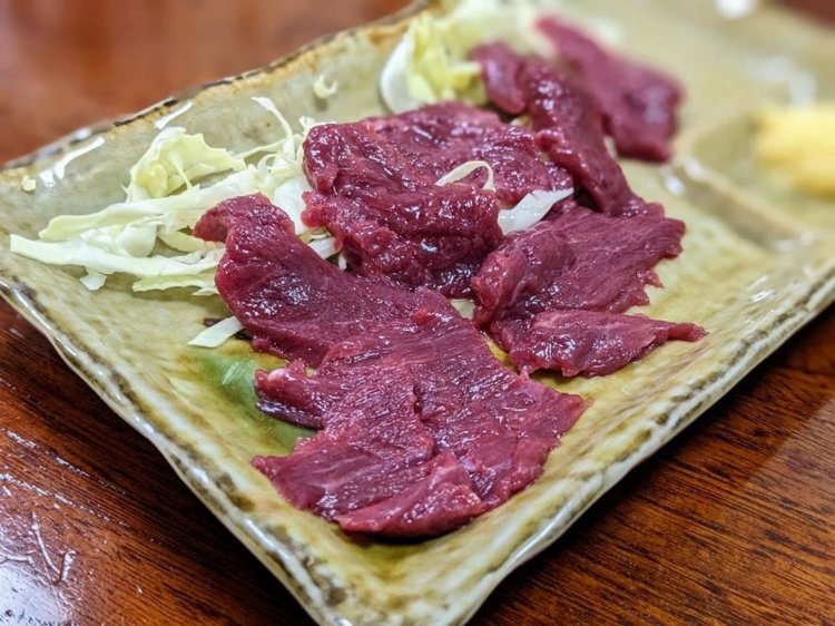 美しく輝く馬刺し。