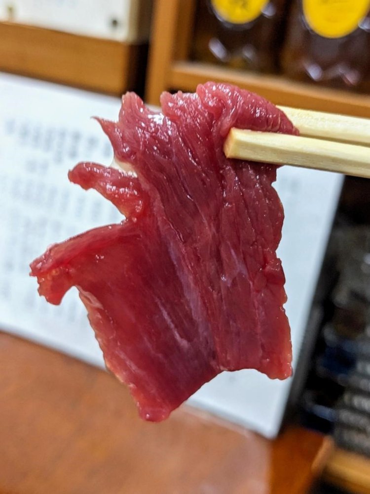 ねっとりと舌に溶ける絶品の馬刺し。