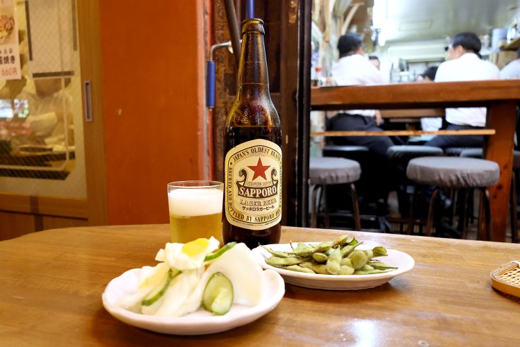 ゆでたての山形産だだちゃ豆と自家製の浅漬け。ビールとの相性バツグンだ！