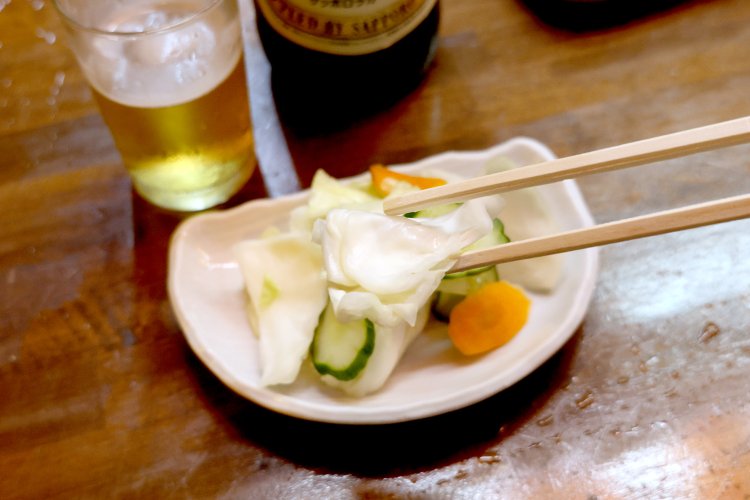 キャベツ、きゅうり、にんじんの浅漬け。新鮮な野菜を店内で漬けている。