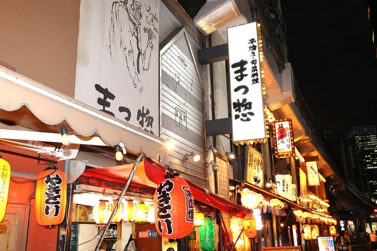 お客さんのピークは21時以降。残業帰りの会社員や2軒目のお客さんが多いそう。