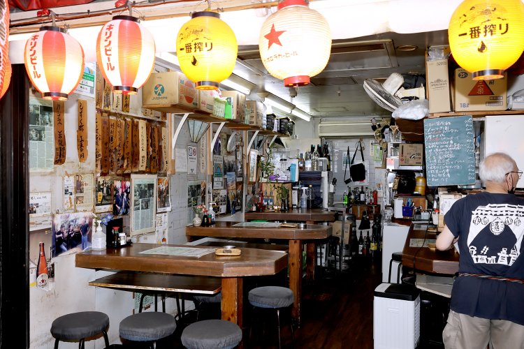 入り口の戸を全開にしているので開放感いっぱい。外にもテーブル席あり。