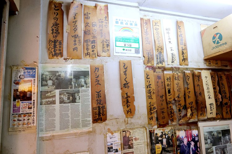 壁に貼ってある手書きメニューがいい味を出している。