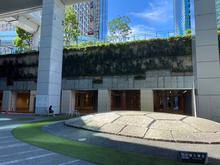 アート作品「亀の噴水」前で。ちなみに、「カレッタ汐留」の「カレッタ」は、アカウミガメの学名に由来しているそう。