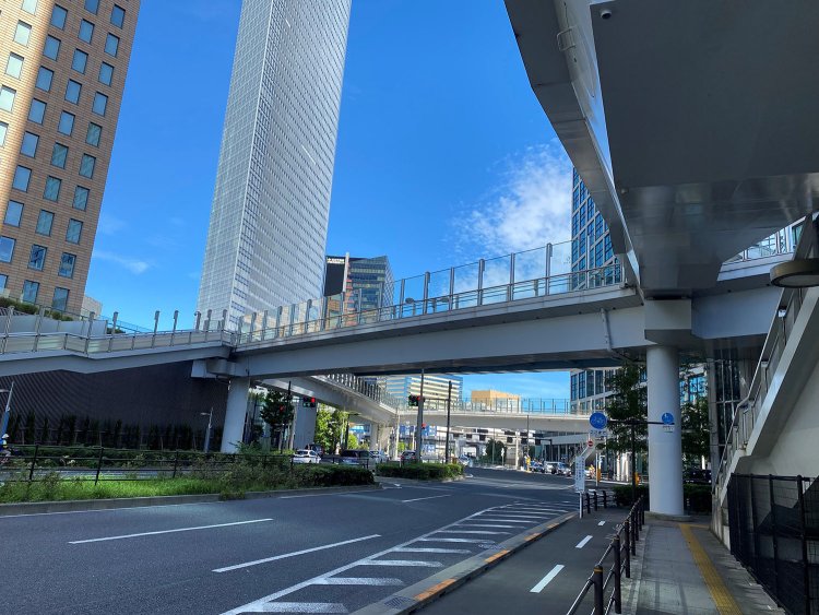 下からのアングルにも堪えられる、歩行者デッキのビジュ。