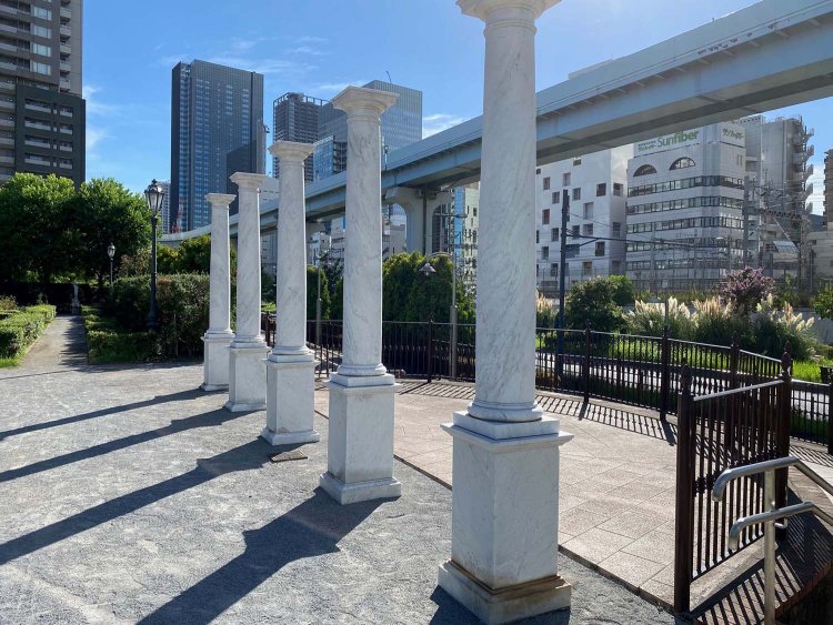 目を引く列柱。