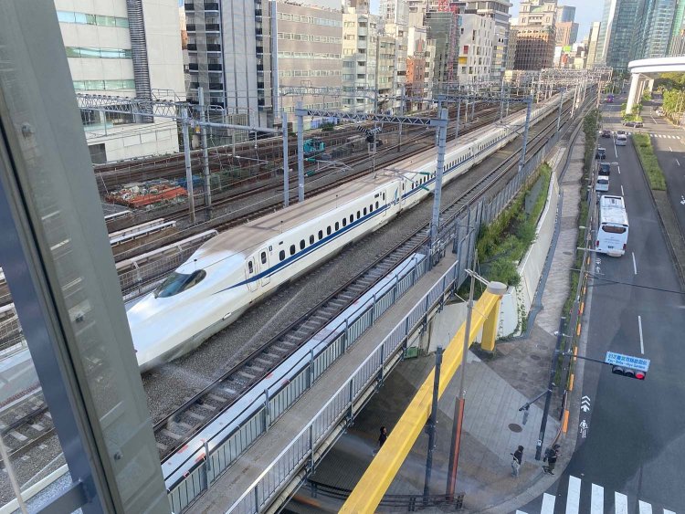 新幹線や在来線が行き交うトレインビュースポットは、子供に人気。角度によっては東京タワーを一緒に写せる。