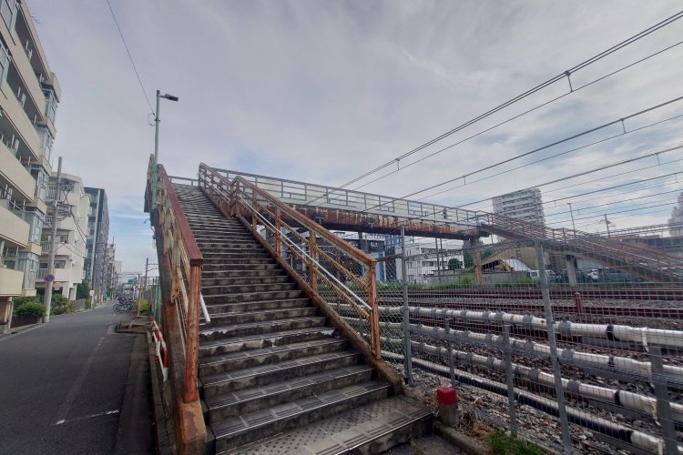 この橋の上から電車を見るのも一興。