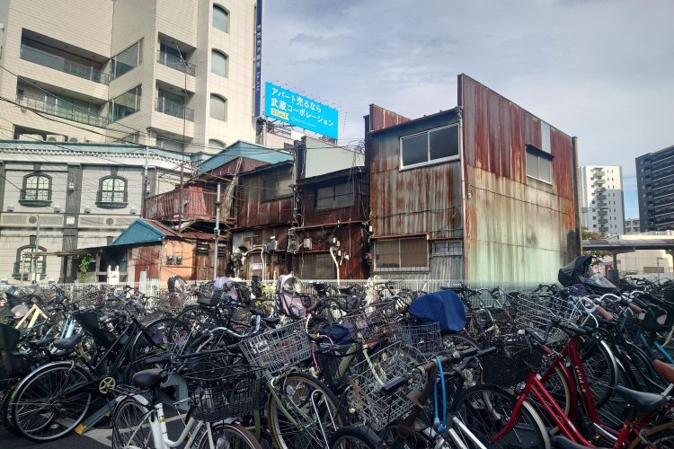 その裏側は渋い色のトタンが泣ける。