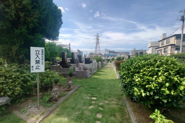 日本一小さな蕨市による小さな霊園。